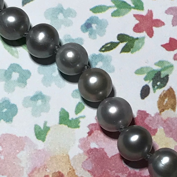Beautiful string of Silver/Gray Freshwater Pearls NWOT - Picture 2 of 2